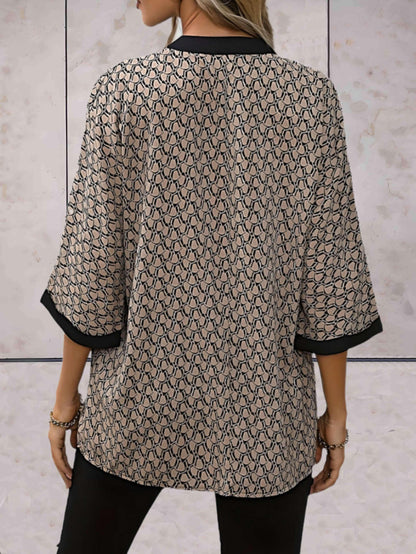 Dolores -  Beige losse top met lage v hals patroonprint en zwarte voering