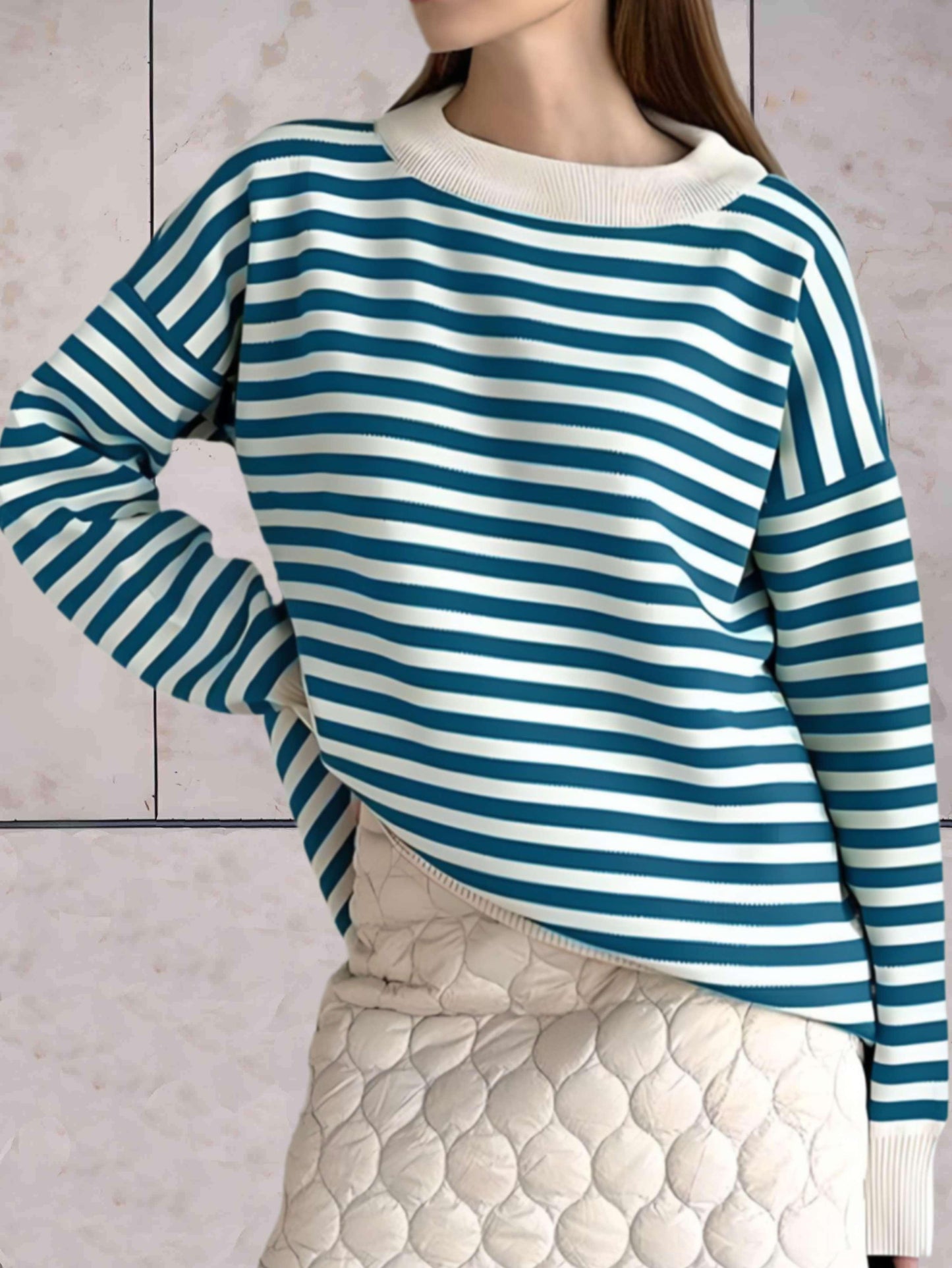 Miya | Oversized tweekleurige gestreepte trui met een ronde halslijn